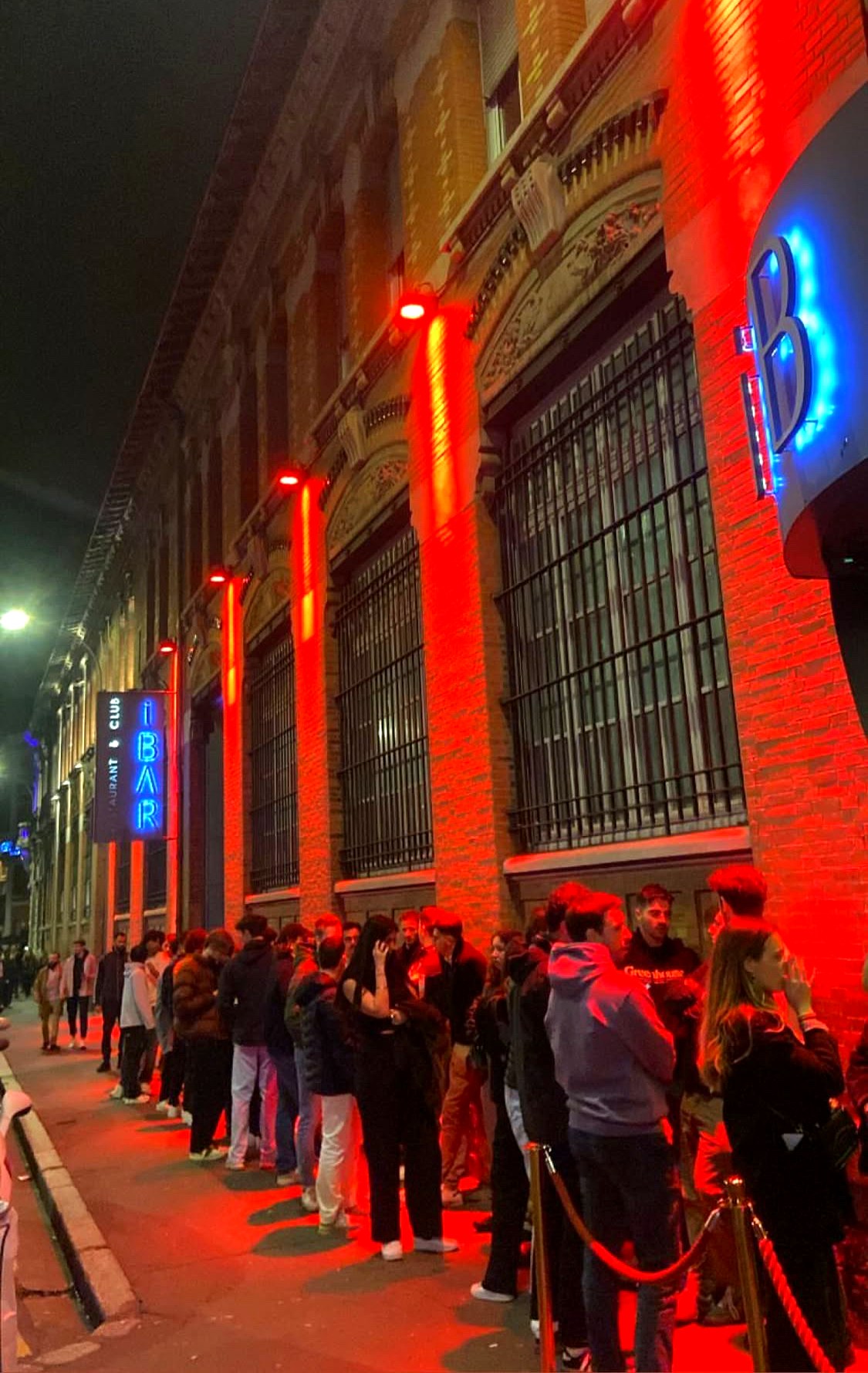 File d'attente devant l'IBAR, néons rouges sur la façade